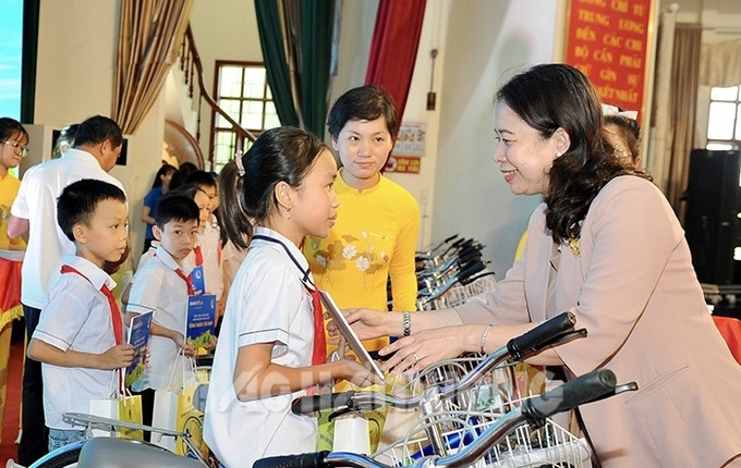 Đồng chí Phó Chủ tịch nước Võ Thị Ánh Xuân tặng xe đạp cho các em học sinh có hoàn cảnh khó khăn ở huyện Thanh Hà. Ảnh baohaiduong.vn