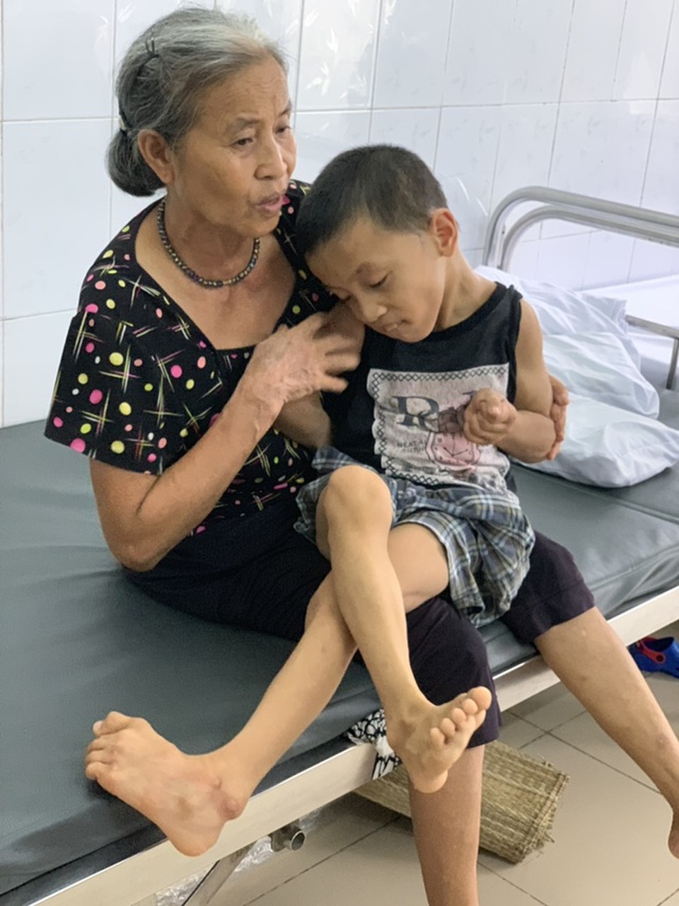 Bà còm cõi cõng cháu bại não đi chữa bệnh được giúp đỡ gần 142 triệu đồng - 2 Bà còm cõi cõng cháu bại não đi chữa bệnh được giúp đỡ gần 142 triệu đồng - 2