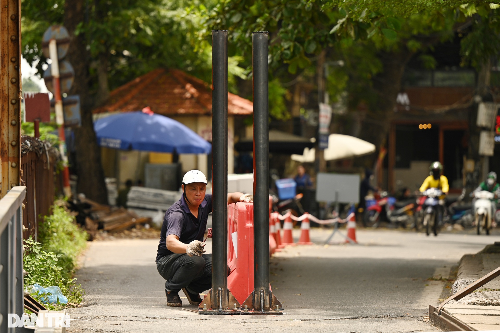 Cầu Long Biên dựng rào chắn lối lên, xe ôtô và ba gác buộc phải đầu hàng - 9 Cầu Long Biên dựng rào chắn lối lên, xe ôtô và ba gác buộc phải đầu hàng - 9