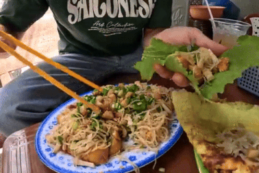 Khách Mỹ muốn khóc vì… lần đầu ăn bánh mỳ Việt vừa ngon, vừa rẻ bất ngờ