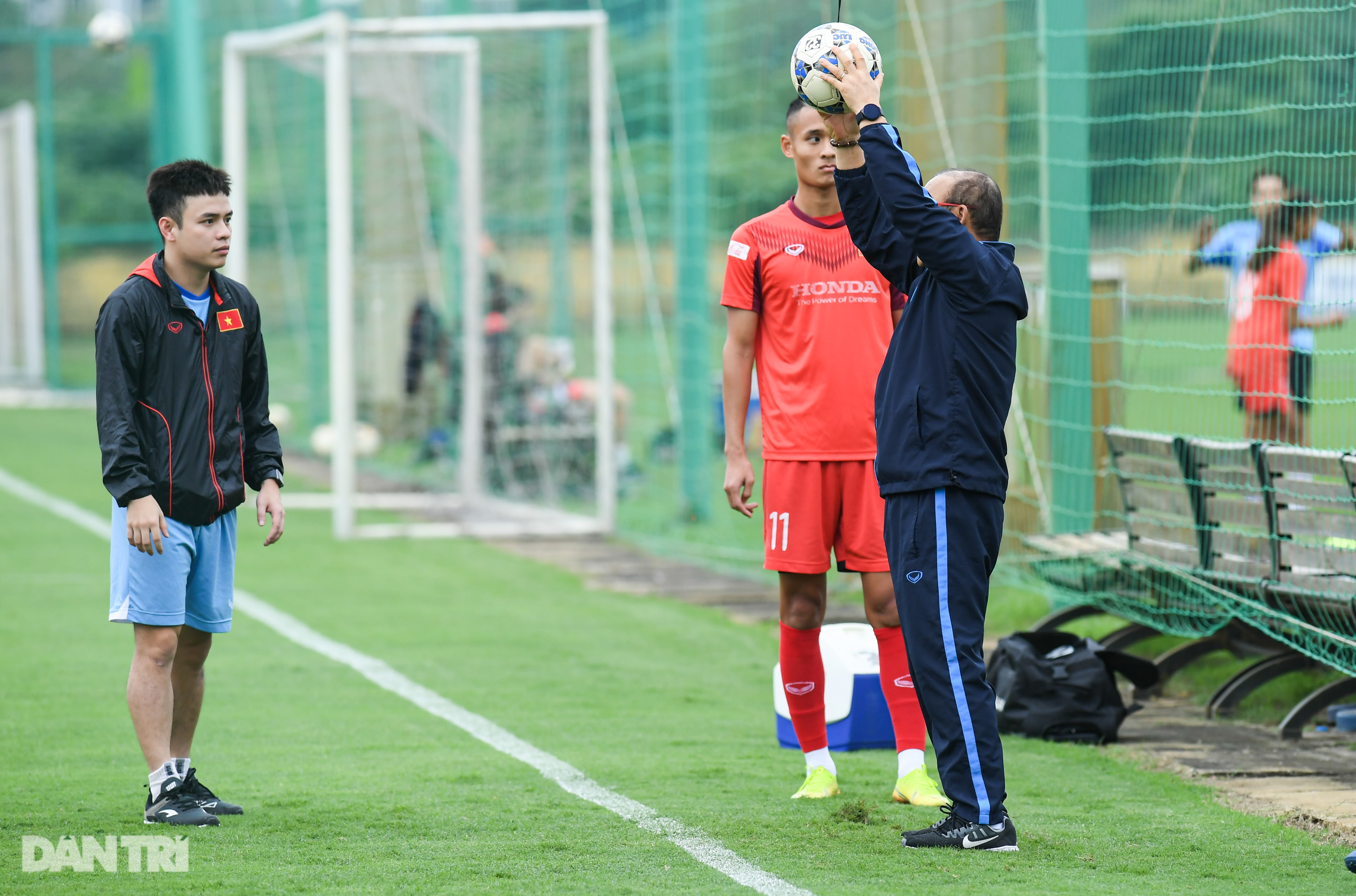 Thầy Park nhăn mặt, hướng dẫn học trò tới bung giày - 2 Thầy Park nhăn mặt, hướng dẫn học trò tới bung giày - 2