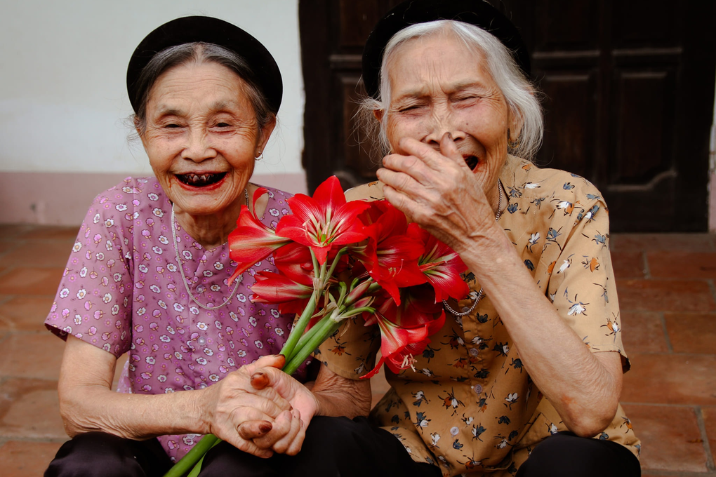 Bộ ảnh hội chị em nàng thơ U100 gây sốt mạng, cụ bà bổ củi đều từng nhịp - 3 Bộ ảnh hội chị em nàng thơ U100 gây sốt mạng, cụ bà bổ củi đều từng nhịp - 3