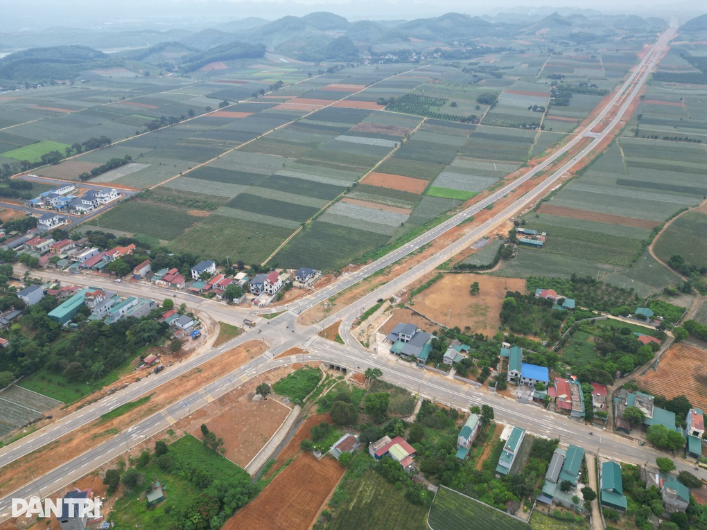 Đại lộ Hoa Lư 2.000 tỷ đồng “đẹp như cao tốc” ở Ninh Bình - 4 Đại lộ Hoa Lư 2.000 tỷ đồng “đẹp như cao tốc” ở Ninh Bình - 4