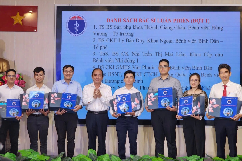 Junger Arzt überquert Wellen zum entferntesten Ort in Ho-Chi-Minh-Stadt - 1 Bác sĩ trẻ vượt sóng đến nơi xa nhất TPHCM - 1