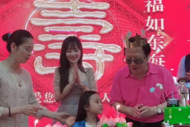 Lý Tiểu Lộ rạng ngời trong sinh nhật cha ruột