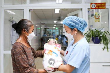 Cứu sống bé gái sinh non chỉ nặng 7 lạng