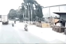 Một pha sang đường ẩu đến khó tin của xe tải, suýt lấy mạng người đi xe máy