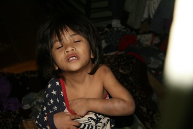 Lùi phiên xử vụ bé gái 4 tuổi bị bố nuôi bạo hành