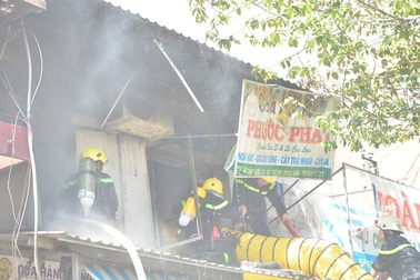 Cháy sát chợ Bình Tây, tiểu thương nháo nhào chạy tài sản
