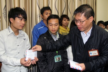 Trường CĐ Sư phạm Nghệ An hỗ trợ sinh viên nghèo về quê ăn Tết 