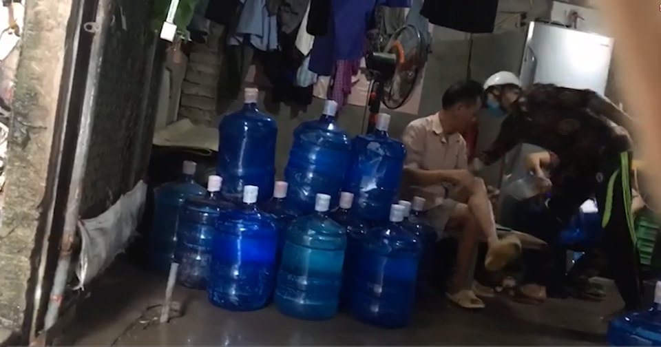 Bỏ nước đóng bình, người dân tự sản xuất nước tinh khiết - 2 Bỏ nước đóng bình, người dân tự sản xuất nước tinh khiết - 2