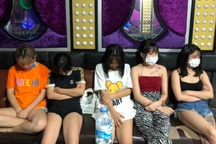 "Choáng" với dàn bình khí sử dụng bóng cười của 40 nam thanh nữ tú