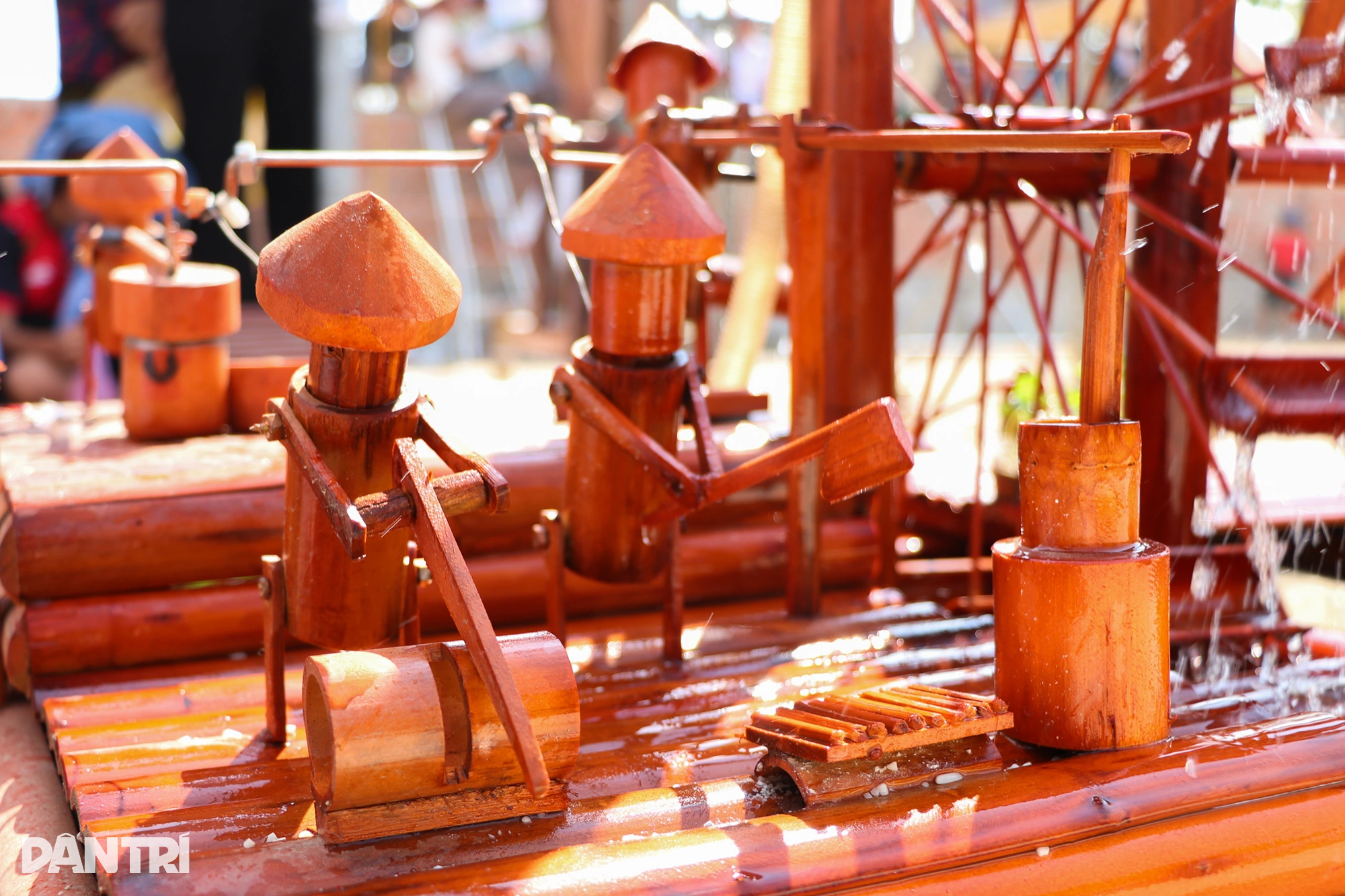 Admire os produtos das aldeias artesanais que competem no festival realizado a cada 5 anos - 10 Ngắm sản phẩm làng nghề thi tài tại hội trại 5 năm tổ chức một lần - 10