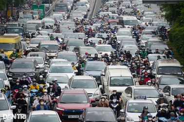 Ngày đầu trẻ mầm non quay trở lại trường, giao thông ở Hà Nội nghẹt thở