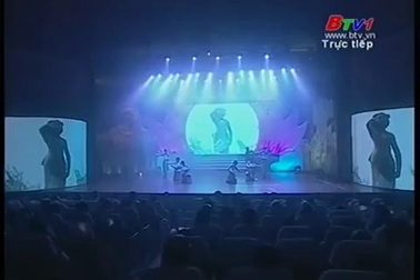 "Biết ơn chị Võ Thị Sáu"- Thanh Thúy thể hiện.