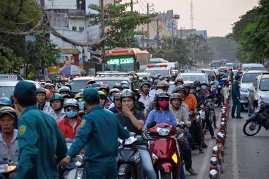 Ô tô tông hàng loạt phương tiện, giao thông kẹt cứng