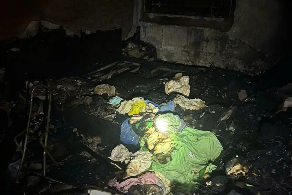 Vụ cháy tầng 4 chung cư ở Hà Nội: Cảnh sát hướng dẫn 2 người thoát nạn - 1 Vụ cháy tầng 4 chung cư ở Hà Nội: Cảnh sát hướng dẫn 2 người thoát nạn - 1