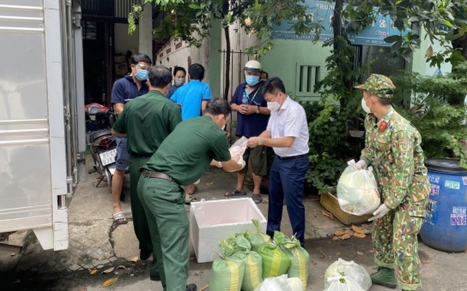 Không kể ngày đêm, bộ đội đến từng nhà phát lương thực cho người dân