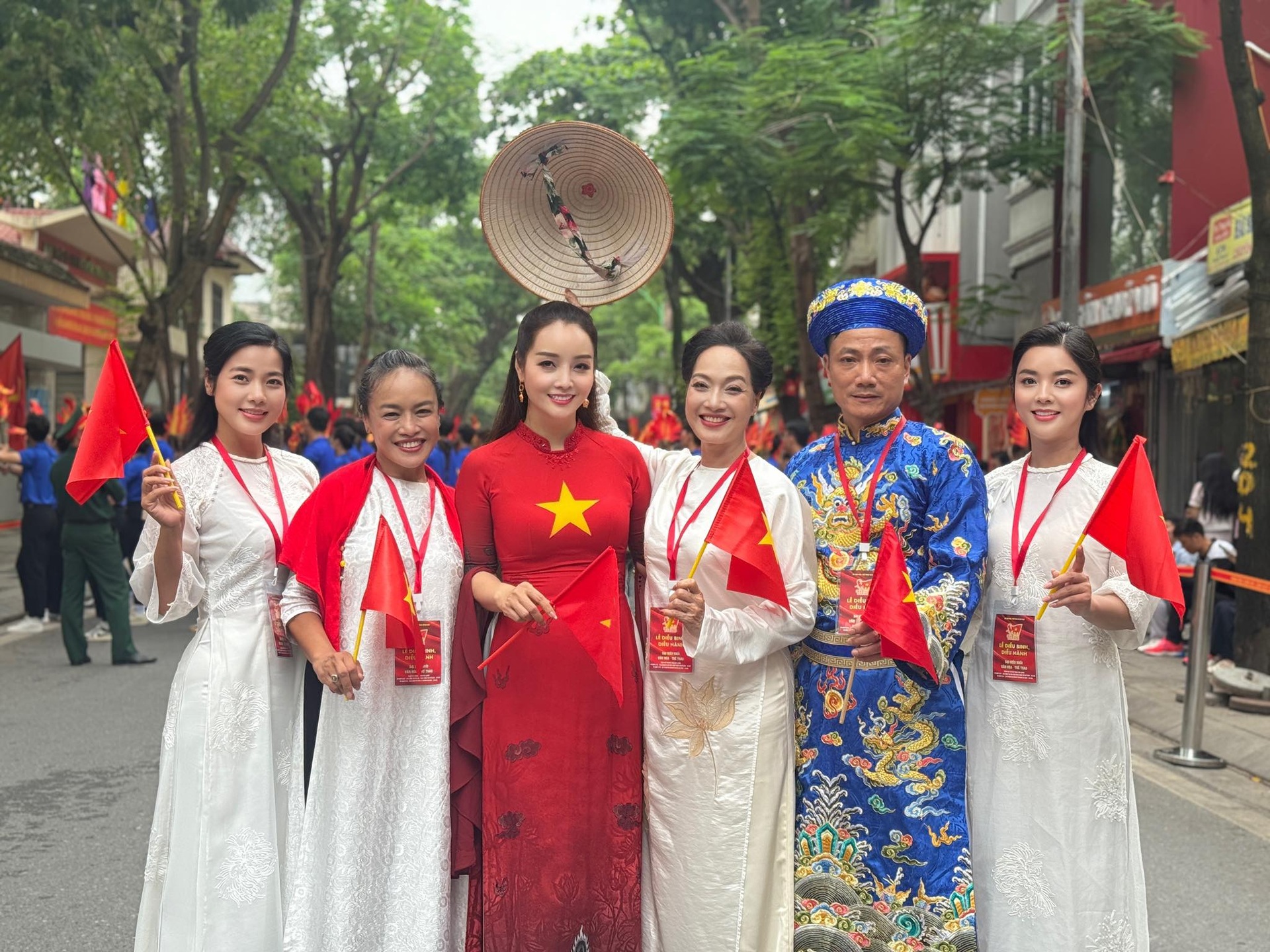 NSND Xuân Bắc đến thăm dàn nghệ sĩ hợp luyện ở Quảng trường Ba Đình - 2 NSND Xuân Bắc đến thăm dàn nghệ sĩ hợp luyện ở Quảng trường Ba Đình - 2