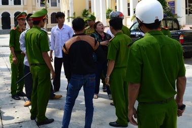 Tòa án náo loạn khi bị cáo được thả tại tòa vì không phạm tội   