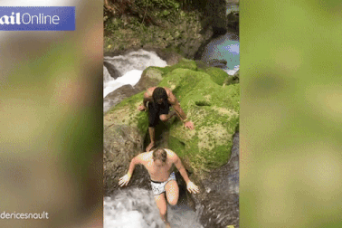 Sốc: Hai du khách nhảy xuống dòng nước chảy xiết rồi biến mất