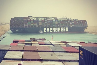 Kênh đào Suez kẹt cứng vì siêu tàu hàng nằm chềnh ềnh giữa đường