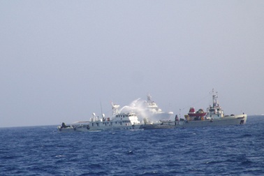 Tàu Trung Quốc giăng bẫy, tàu Kiểm ngư Việt Nam “đọc vị”