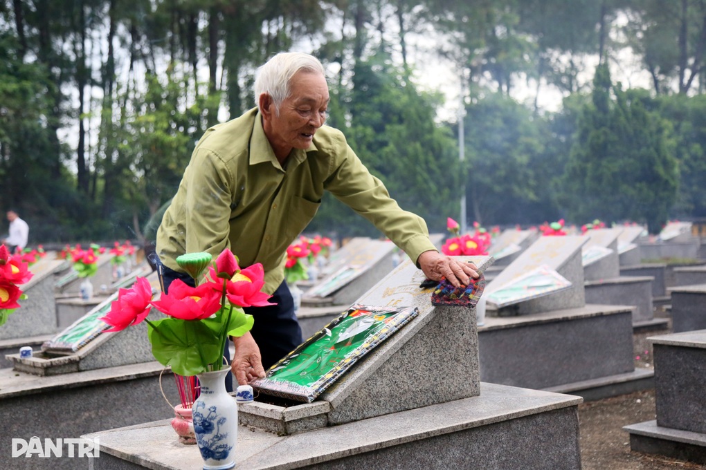Dâng hương tri ân liệt sỹ, tặng quà thanh niên xung phong khó khăn - 5 Dâng hương tri ân liệt sỹ, tặng quà thanh niên xung phong khó khăn - 5