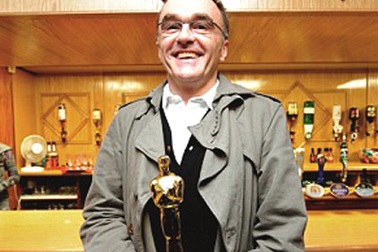 Đạo diễn "Triệu phú ổ chuột" mang tượng Oscar tới câu lạc bộ