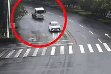 Xe tải bỗng dưng gãy gập cabin, lao nhanh qua giao lộ