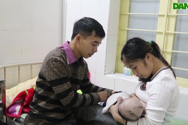 Vợ chồng nghèo chết lặng khi con trai 4 tháng tuổi bị tim bẩm sinh