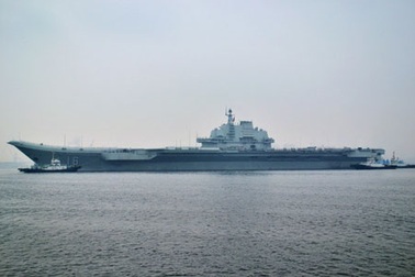 Trung Quốc “khoe” ảnh tàu sân bay lần đầu cập cảng Thanh Đảo