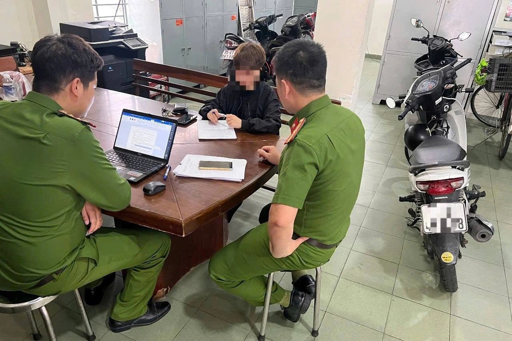 Xử lý “quái xế” thả 2 tay khi điều khiển xe máy trên cầu Rồng - 2 Xử lý “quái xế” thả 2 tay khi điều khiển xe máy trên cầu Rồng - 2