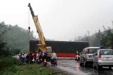 Xe rơ-moóc lật ngang đèo, ách tắc kéo dài 3km