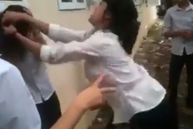 Hà Nội: Yêu cầu báo cáo vụ nữ sinh đánh bạn ngay trong trường