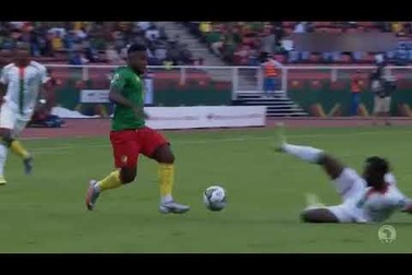 Rợn người tình huống "bỏ bóng đạp người" kinh hoàng