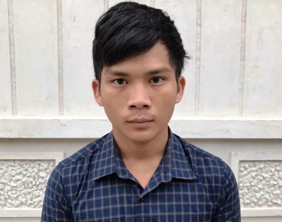Đang ngủ trong nhà bị kẻ gian đột nhập dùng dao khống chế hiếp dâm - 1 Đang ngủ trong nhà bị kẻ gian đột nhập dùng dao khống chế hiếp dâm - 1