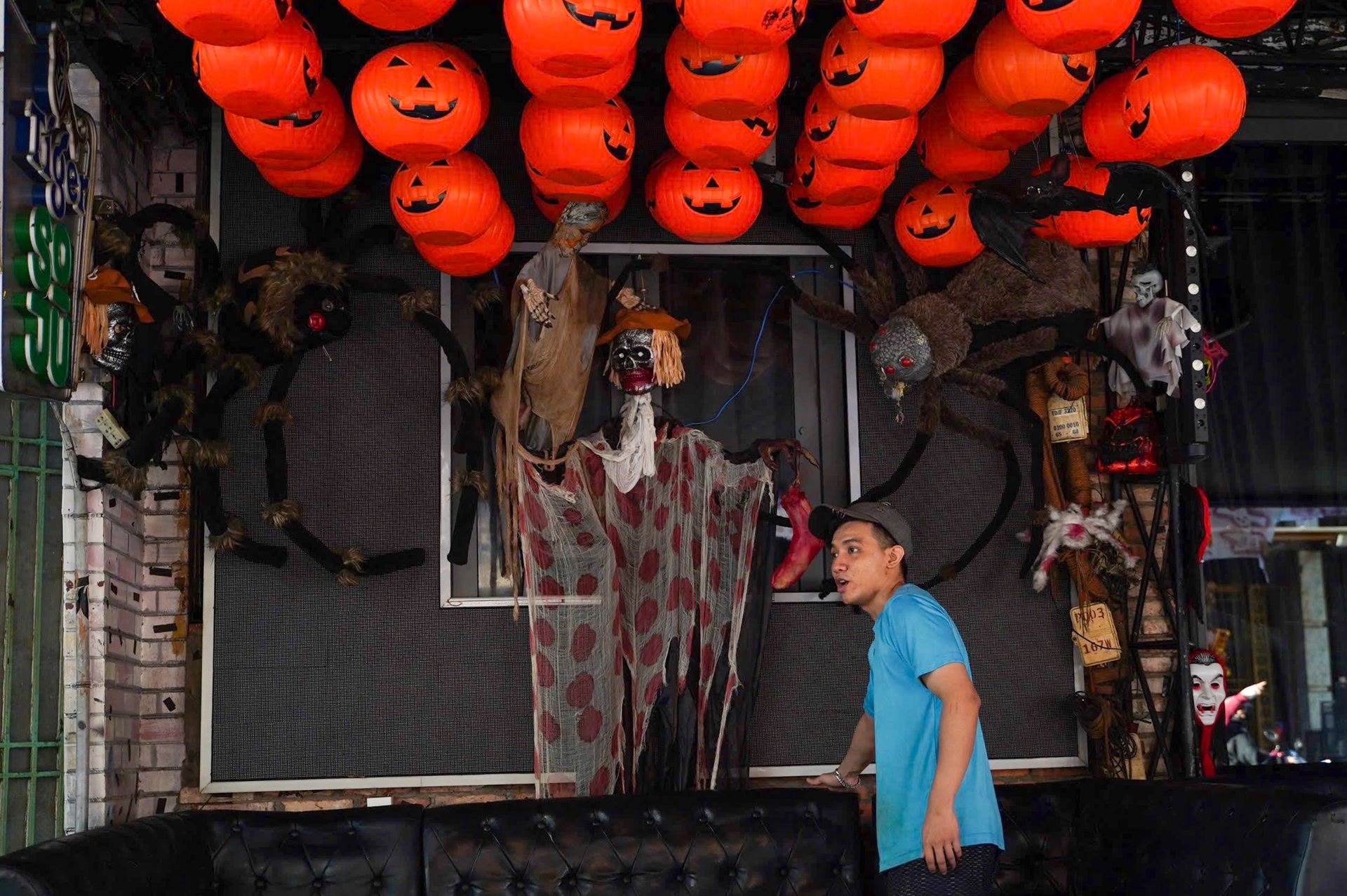 Đường phố TPHCM ngập tràn ma quỷ dịp lễ Halloween - 9 Đường phố TPHCM ngập tràn ma quỷ dịp lễ Halloween - 9