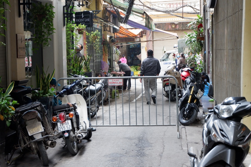 Chống Covid-19: “Phố chợ” kẻ vạch an toàn 2m, không bán cho người vi phạm - 7 Chống Covid-19: “Phố chợ” kẻ vạch an toàn 2m, không bán cho người vi phạm - 7