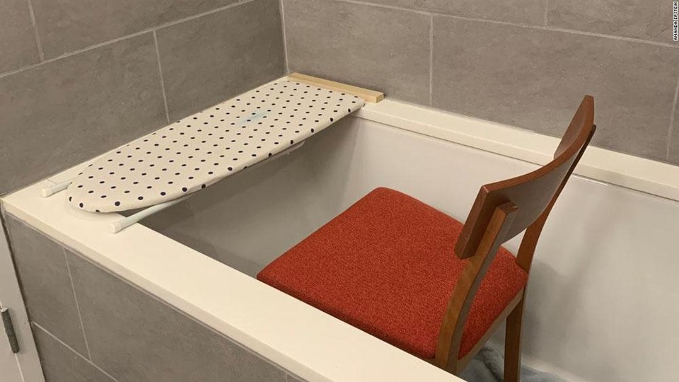 Bồn tắm, nhà vệ sinh được tận dụng thành…  “phòng làm việc” thời Covid-19 - 7