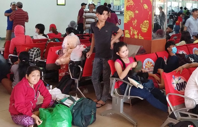 Bến xe kẹt cứng, người dân vật vờ chờ về quê ăn Tết