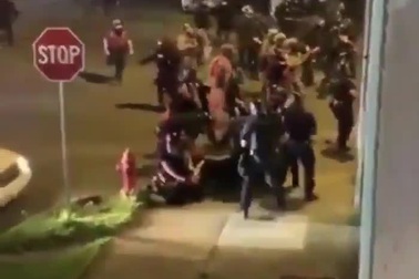 Ô tô lao vào nhóm cảnh sát Mỹ giữa bạo loạn căng thẳng