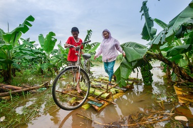 Hà Nội: Bé trai 15 tuổi đóng bè chuối đưa mẹ và chị đi chợ hàng ngày