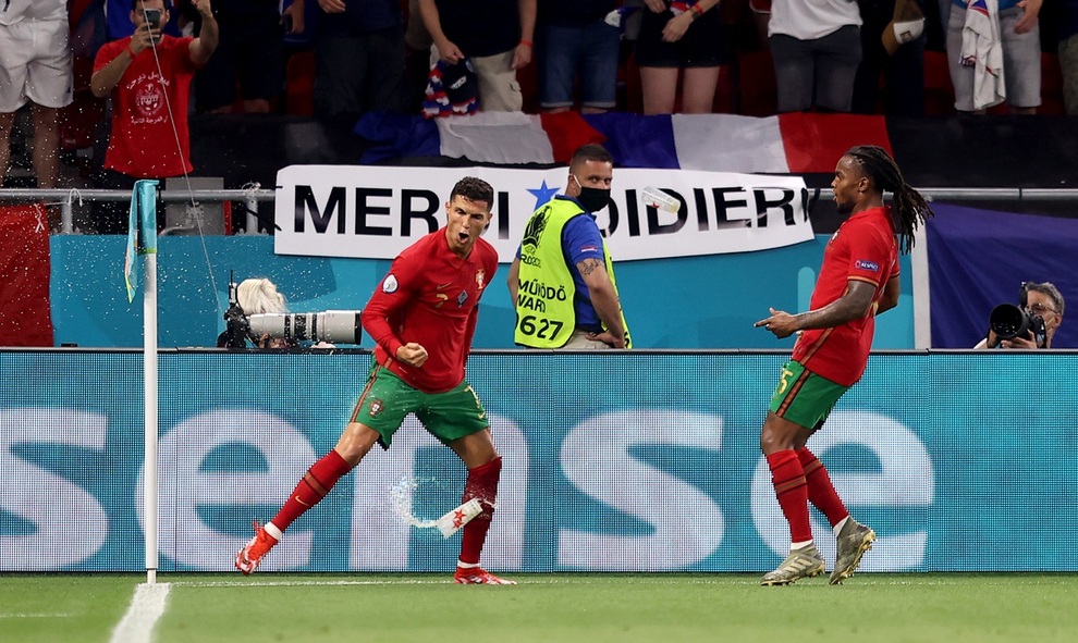 C.Ronaldo bị ném nguyên chai nước ngọt khi ăn mừng bàn thắng - 4 C.Ronaldo bị ném nguyên chai nước ngọt khi ăn mừng bàn thắng - 4
