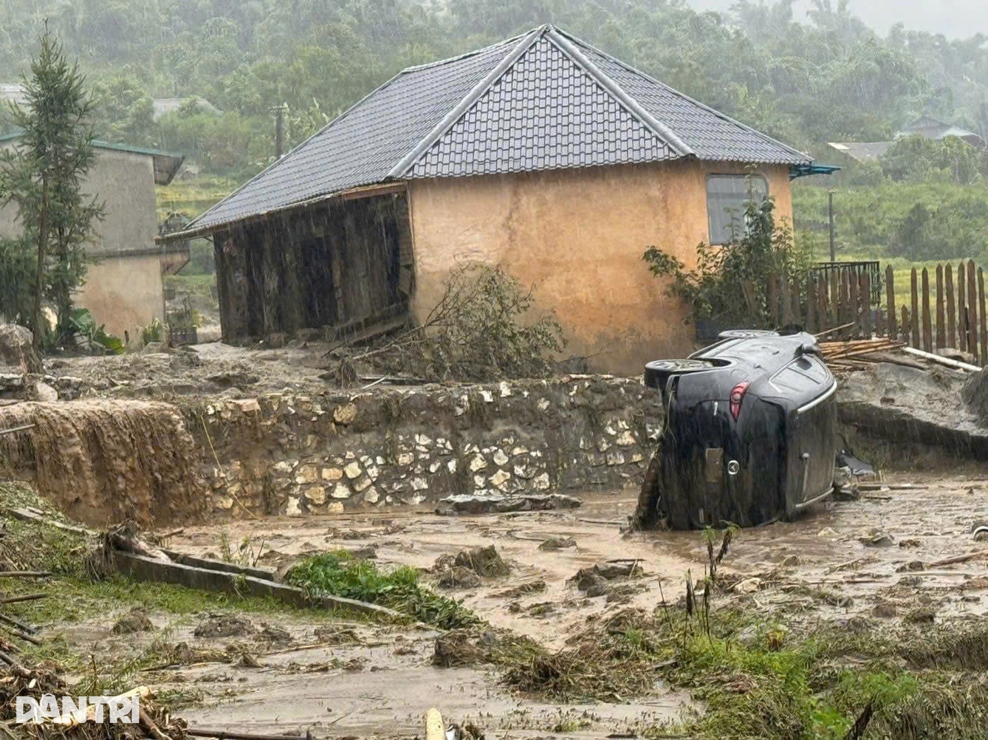 Bản làng vùng cao tan hoang sau trận sạt lở đất khiến 6 người chết ở Sa Pa - 6 Bản làng vùng cao tan hoang sau trận sạt lở đất khiến 6 người chết ở Sa Pa - 6