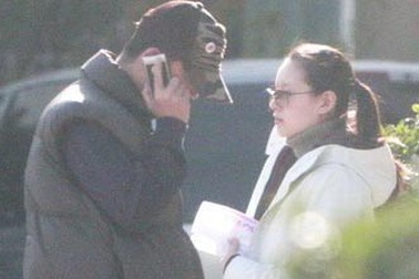 Bà mẹ trẻ Đổng Khiết “lộ diện” sau khi sinh