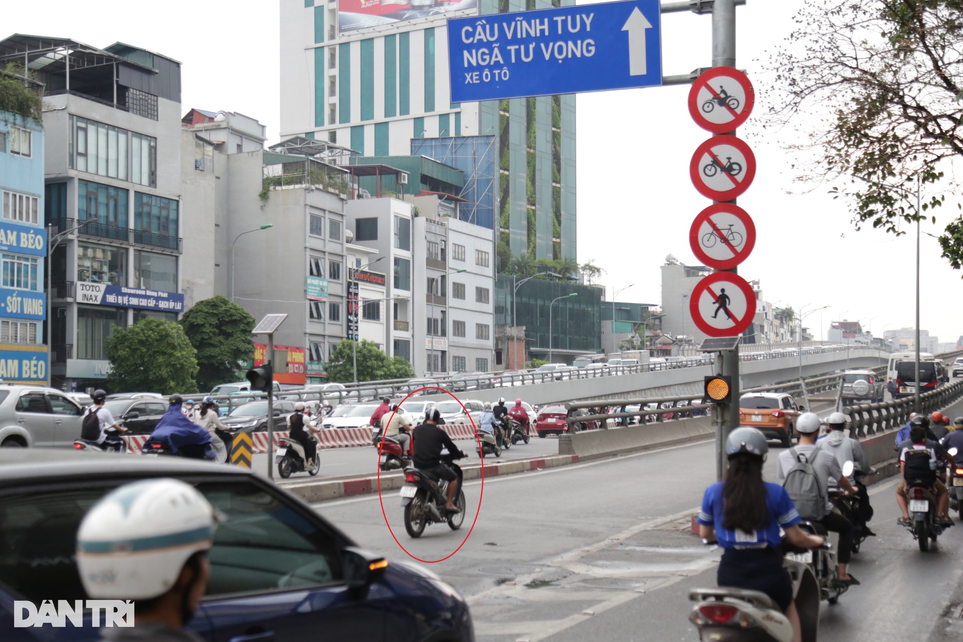 Hà Nội: CSGT xử lý hàng loạt xe máy đi vào đường Vành đai 2 trên cao - 2 Hà Nội: CSGT xử lý hàng loạt xe máy đi vào đường Vành đai 2 trên cao - 2