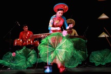 Khán giả Nga vỗ tay không ngớt với đàn bầu, sáo trúc của Việt Nam