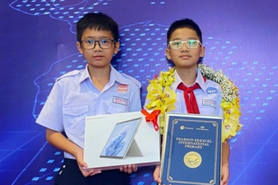 Mẹ bỏ việc ở nhà, hai con cùng lập kỳ tích điểm toán cao nhất thế giới - 1 Mẹ bỏ việc ở nhà, hai con cùng lập kỳ tích điểm toán cao nhất thế giới - 1