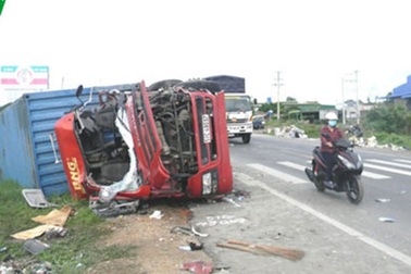 2 xe đấu đầu trên Quốc lộ 1A làm 5 người thương vong